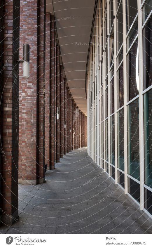 urbane Architektur Fassade Hochhaus Arkaden Gebäude Weg Fußweg städtisch Büro Bürokomplex Reflektion Spiegelung Wirtschaft Immobilien abstrakt Perspektive