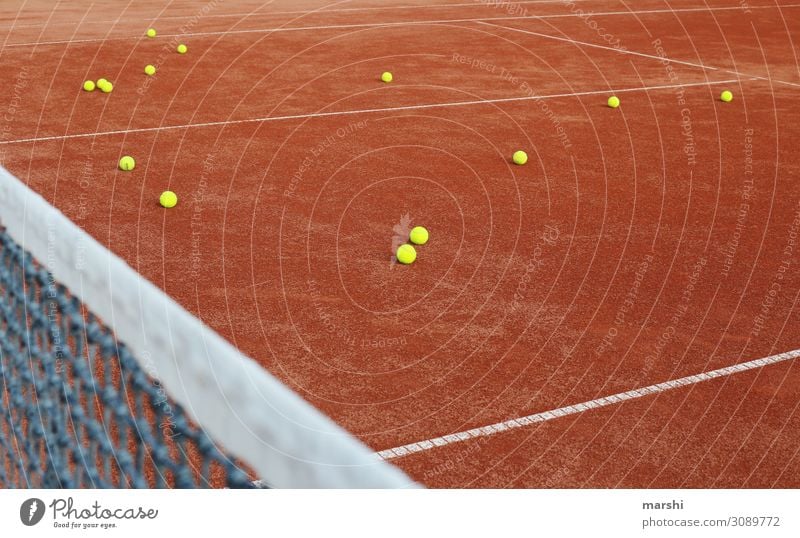 Tennisstunde Natur Erde Stimmung Tennisball Tennisnetz Sandplatz Platz rot Sport sportlich Ballsport Satzball sportfeld Tennisschläger Tennisspieler