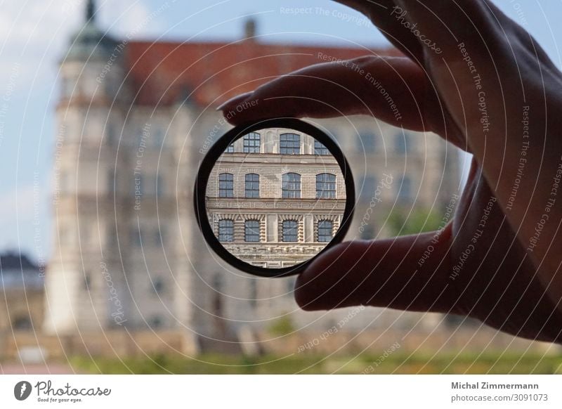 Schloss Güstrow Lifestyle schön Mensch feminin Hand Finger 1 18-30 Jahre Jugendliche Erwachsene Architektur Schönes Wetter Park Stadt Traumhaus