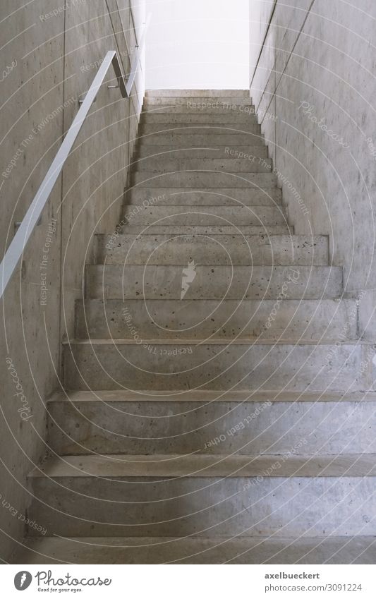 leere Beton Treppe ins Licht Design Architektur Beginn Erfolg Wege & Pfade Ziel Zukunft Symbole & Metaphern Hintergrundbild minimalistisch aufsteigen Karriere