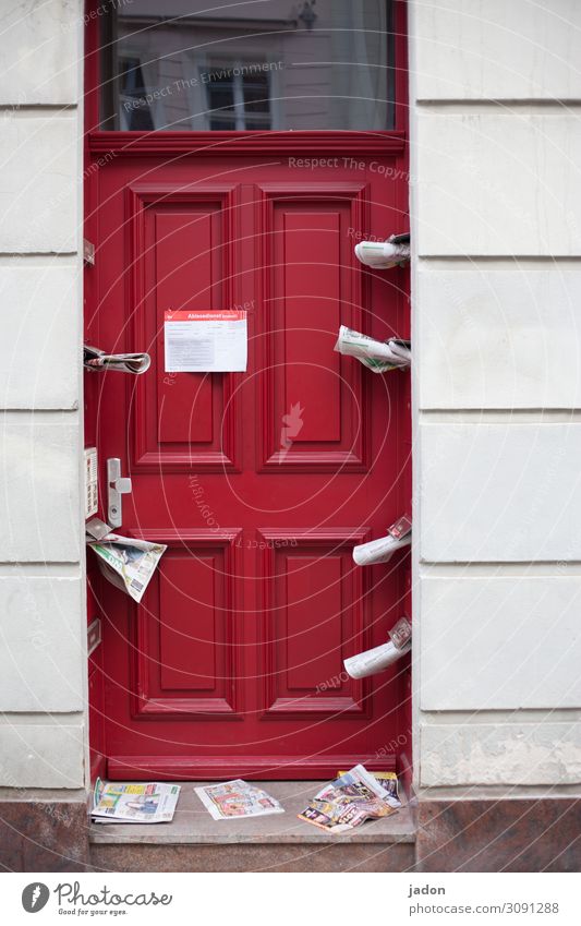 sonntag morgen. Häusliches Leben Dienstleistungsgewerbe Medienbranche Werbebranche Zeitung Zeitschrift Stadt Haus Treppe Fassade Tür Namensschild Straße viele