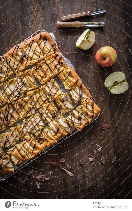 Apfel Blechkuchen Kuchen Dessert Süßwaren Ernährung Slowfood lecker süß blechkuchen Kalorie Backwaren Farbfoto mehrfarbig Innenaufnahme Studioaufnahme