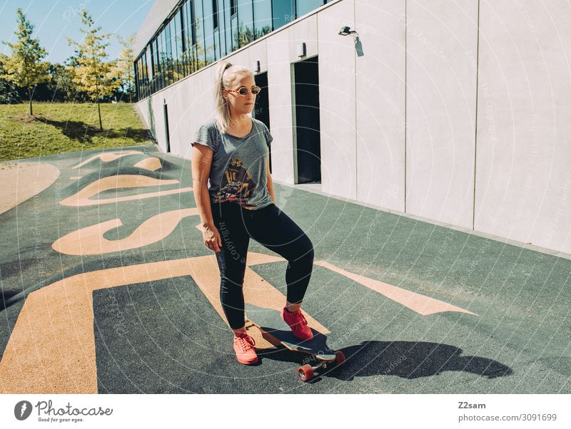 Skating in the city Lifestyle elegant Stil Freizeit & Hobby Sommer Skateboard Longboard Junge Frau Jugendliche 30-45 Jahre Erwachsene Stadt Mode T-Shirt