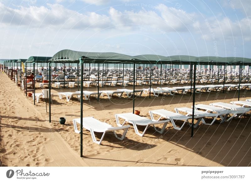 Strand Ferien & Urlaub & Reisen Tourismus Ferne Sommer Sommerurlaub Sonne Sonnenbad Meer Wellen Sand Himmel Wolken Schönes Wetter Küste Liegestuhl Sonnenschirm