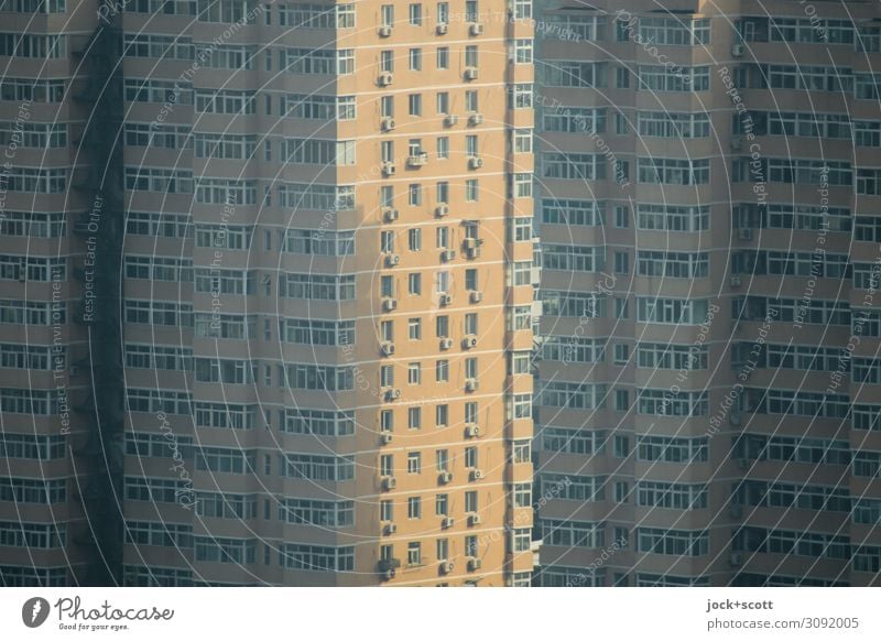 zwischen den Wohnblöcken bahnen sich die ersten Sonnenstrahlen ihnen Weg Stadtzentrum Wohnhochhaus Fassade Fenster eckig modern trist viele Schutz Stil