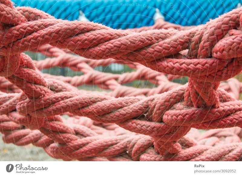 Netzwerk aus robusten Seilen. Seilschaft Strick rope Kugel Technik Festigkeit Halt Geflecht Klettergerüst Spielplatz playground Kind Kindheit business