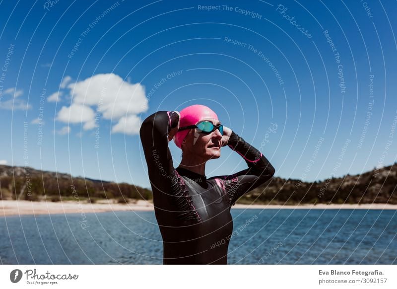 Frau in den 40er Jahren, die ein Neopren trägt und bereit ist zu schwimmen. Lifestyle Freude Erholung Freizeit & Hobby Strand Meer Sport Sportler Erfolg