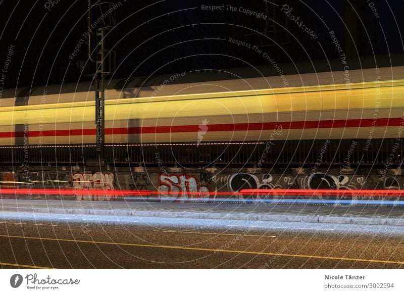 Bahn bei Nacht Stadt Stadtzentrum Verkehr Verkehrsmittel Verkehrswege Personenverkehr Öffentlicher Personennahverkehr Güterverkehr & Logistik Bahnfahren