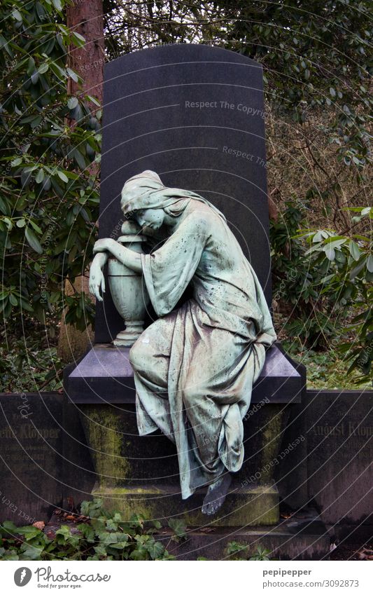 Trauer Trauerfeier Beerdigung Mensch feminin Körper 1 Skulptur schlechtes Wetter Pflanze Friedhof Kleid Kopftuch Stein Ornament hängen sitzen Traurigkeit türkis