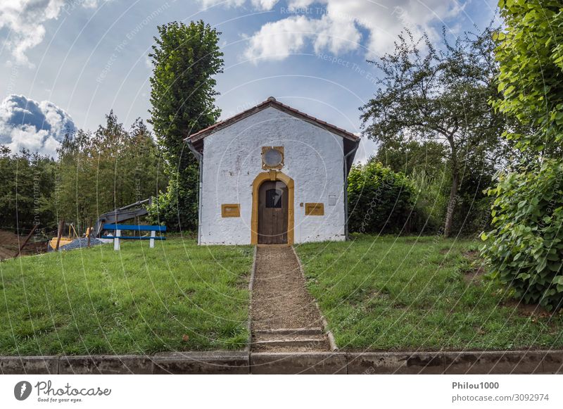 Kleine Kapelle in der kleinen Stadt Virton Natur Himmel Wolken Baum Gras Wald Felsen Kirche Gebäude Architektur Fassade Stein Holz alt Glaube Religion & Glaube