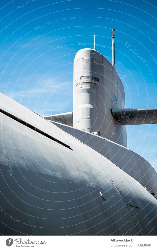 ein U-Boot vor blauem Himmel Menschenleer Blauer Himmel Wolkenloser Himmel Schifffahrt Fahrzeug Wasserfahrzeug Atom-U-Boot tauchen Meer Tauchboot grau