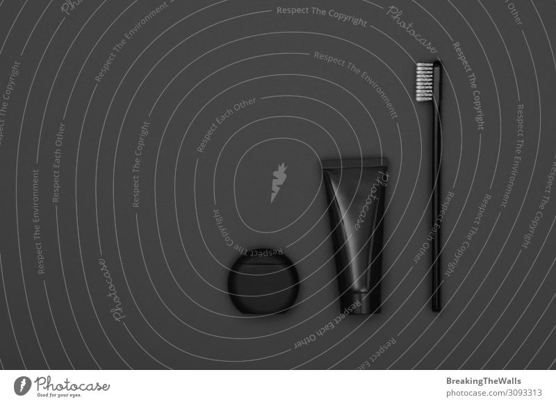 Schwarze Zahnpasta und Zahnbürste über Grau Gesundheit Gesundheitswesen Behandlung Wellness maskulin Tube dunkel oben grau schwarz Zahncreme dental Produkt