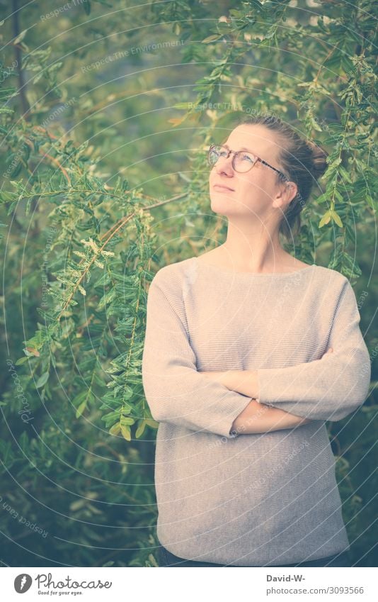 Blick nach oben Mensch feminin Junge Frau Jugendliche Erwachsene Leben Körper Gesicht 1 18-30 Jahre Umwelt Natur Landschaft Klima Klimawandel Schönes Wetter