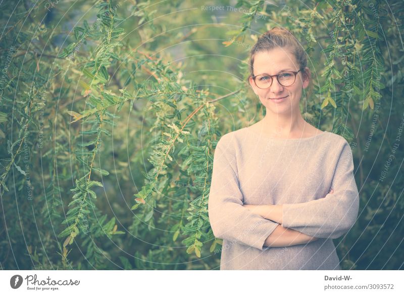 junge Frau in der Natur Mensch feminin Junge Frau Jugendliche Erwachsene Leben 1 18-30 Jahre Umwelt Landschaft Schönes Wetter blond Coolness Brillenschlange