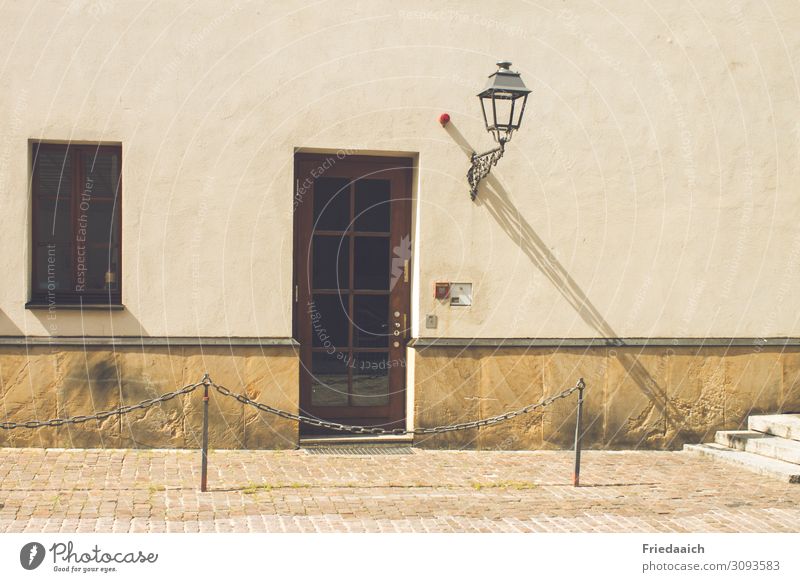 Hauseingang Kleinstadt Stadtzentrum Altstadt Gebäude Mauer Wand Fassade Fenster Tür Laterne Stein Beton Häusliches Leben alt einfach historisch Sicherheit