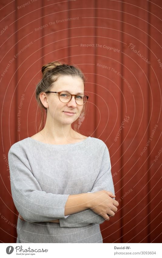 Junge natürliche blonde Frau lächelt Junge Frau laechelt lächelnd Freundlichkeit Brille Brillenträgerin Blondine freundlich positiv roter hintergrund