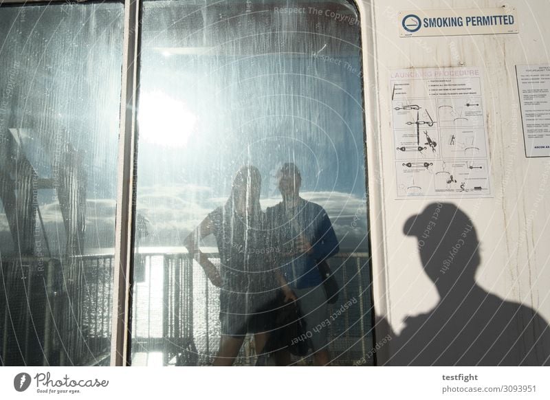 selfie maskulin feminin 2 Mensch trashig Oberkörper Selfie Scheibe Glas Fenster Reflexion & Spiegelung Schatten dreckig Farbfoto Außenaufnahme abstrakt