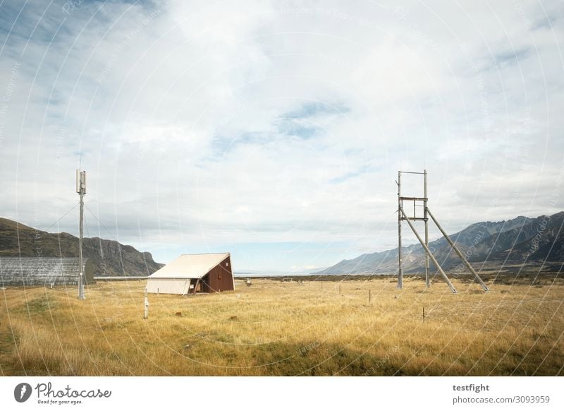 flugplatz Umwelt Natur Landschaft Pflanze Himmel Wolken Hügel Berge u. Gebirge Haus Hütte Bauwerk Gebäude Architektur Flugplatz warten Flugzeuglandung Beginn