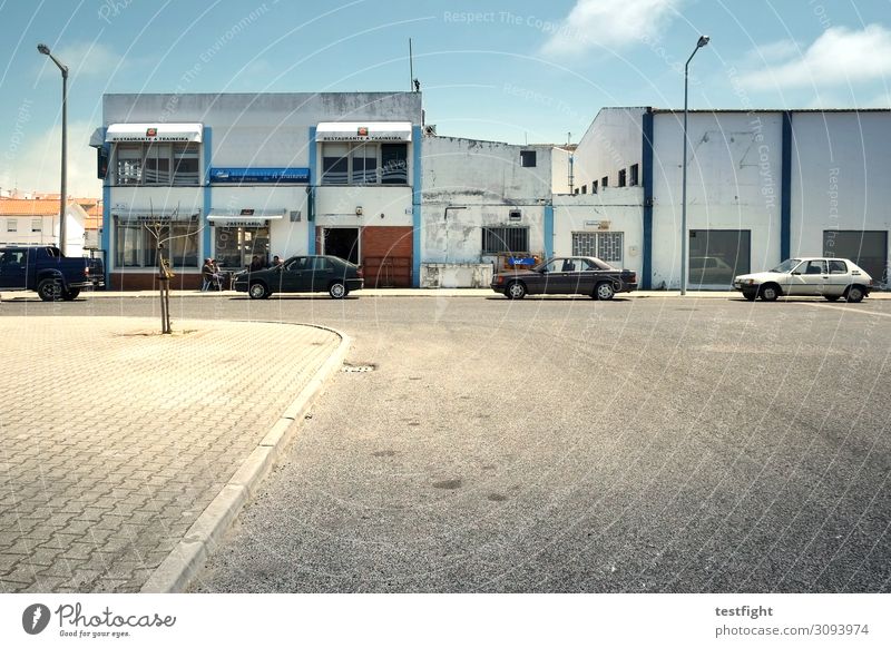 vorort Kleinstadt Stadtrand Haus Industrieanlage Fabrik Bauwerk Gebäude Architektur Mauer Wand Verkehr Verkehrswege Straße Straßenkreuzung Fahrzeug PKW Essen