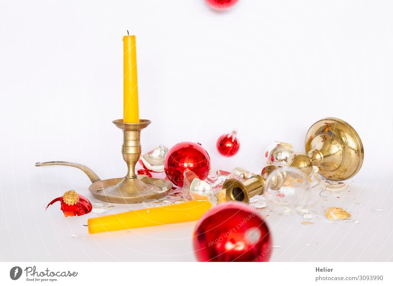 Zerbrochene Christbaumkugeln mit Kerzenständern Winter Weihnachten & Advent Kugel fallen liegen stehen kaputt retro gelb gold rot silber weiß Traurigkeit