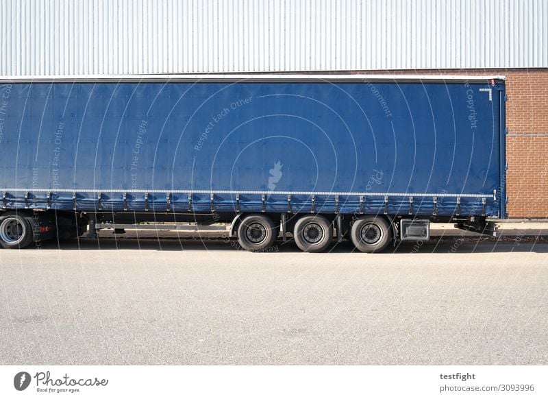 anhänger Stadtrand Fabrik Bauwerk Gebäude Architektur Verkehr Güterverkehr & Logistik Straße Lastwagen lang blau Anhänger Rad Reifen Sattelschlepper Abdeckung