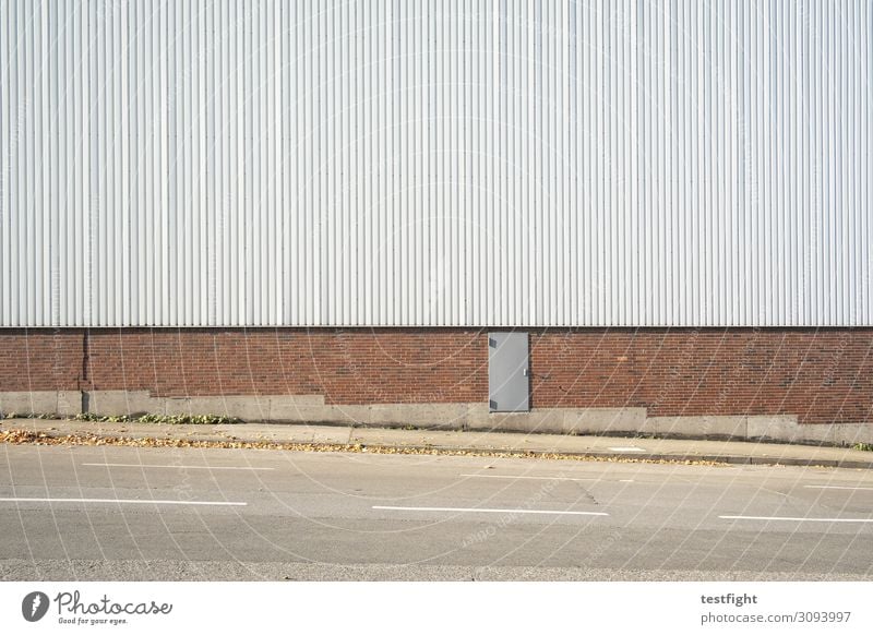 Tür Menschenleer Haus Industrieanlage Fabrik Bauwerk Gebäude Architektur Mauer Wand Fassade Straße alt Blech Metall Backstein Farbfoto Außenaufnahme