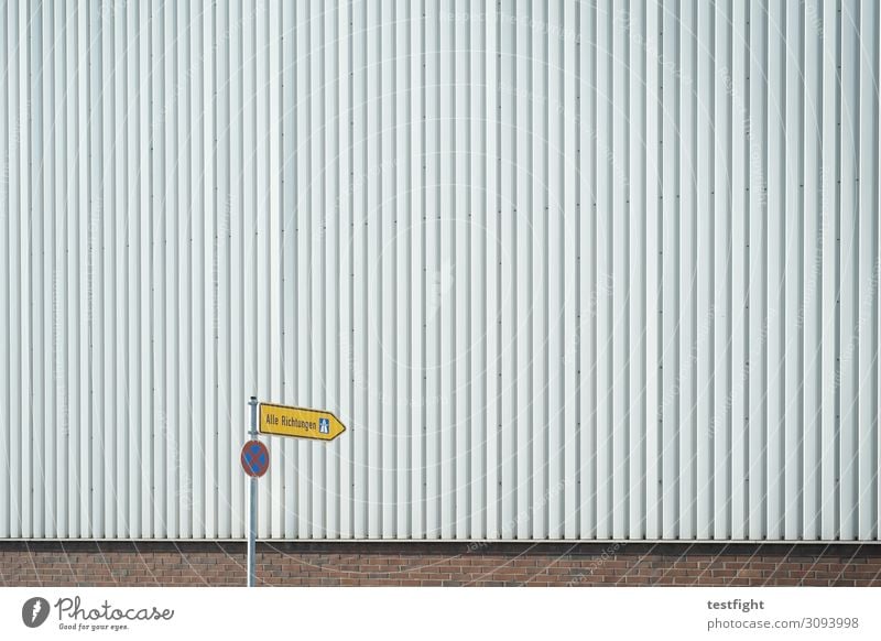 richtung Industrieanlage Fabrik Bauwerk Gebäude Architektur Mauer Wand Fassade Verkehrszeichen Verkehrsschild grau Wegweiser alle richtungen Parkverbot Farbfoto