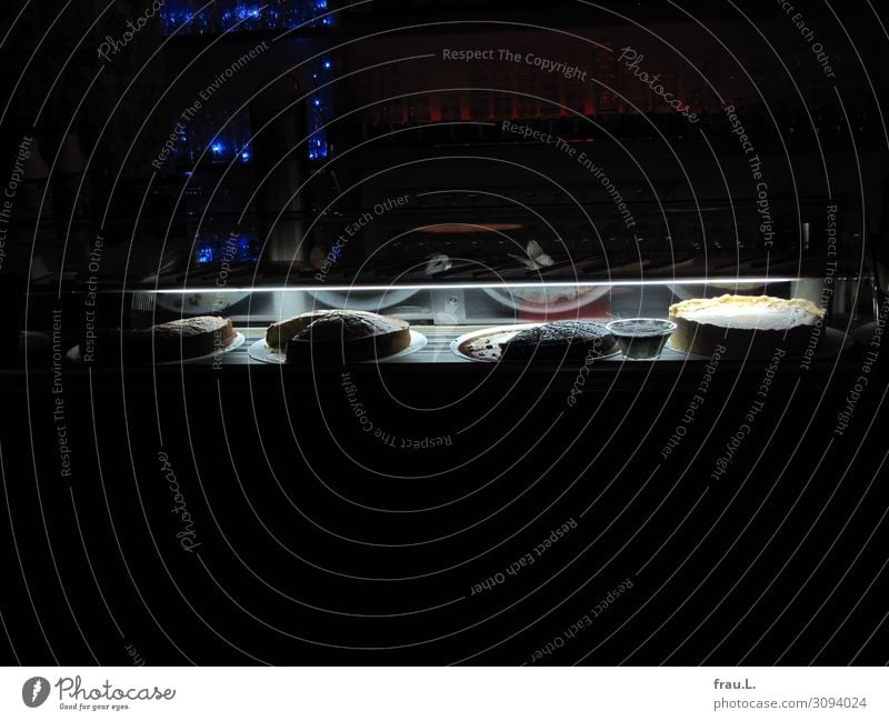 Dunkler Kuchen Teigwaren Backwaren Ernährung Restaurant Glas dunkel lecker süß Lebensfreude Appetit & Hunger Kuchentheke Käsetorte Schokoladentorte Café