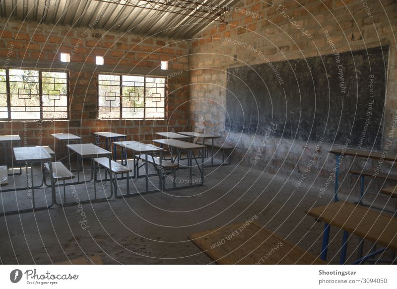 School room Tisch Kindererziehung Bildung Erwachsenenbildung Schule lernen Schulgebäude Klassenraum Tafel Studium Hörsaal Prüfung & Examen Haus Gebäude Mauer