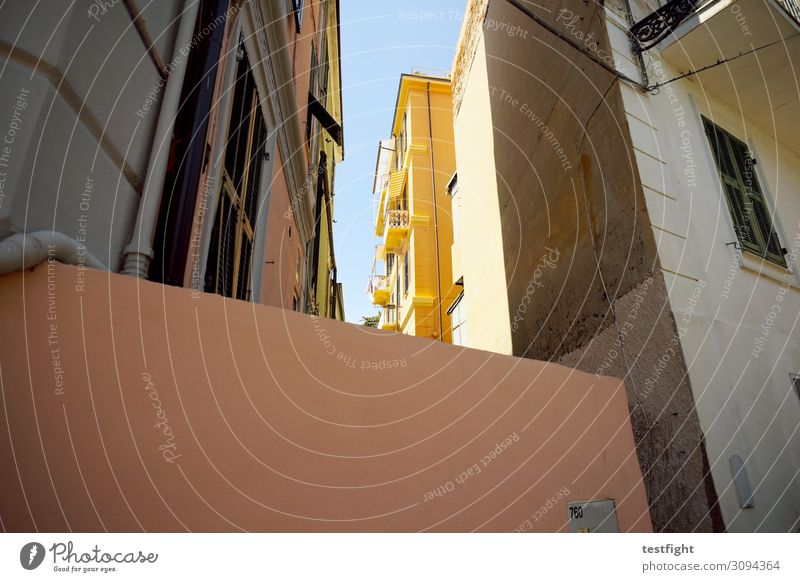 licht und schatten Stadt Stadtzentrum Altstadt Menschenleer Haus Einfamilienhaus Bauwerk Gebäude Architektur Mauer Wand Fassade Balkon Terrasse Erholung