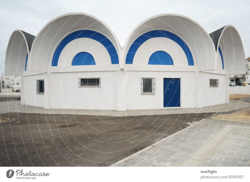 architektur Stadt Menschenleer Haus Hütte Bauwerk Gebäude Architektur Mauer Wand Fassade Tür alt geschlossen weiß blau Außenaufnahme Textfreiraum unten