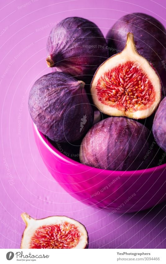 Frische Feigen in einer rosa Schale. Feigen aus nächster Nähe Frucht Dessert Ernährung Bioprodukte Vegetarische Ernährung Diät Schalen & Schüsseln exotisch