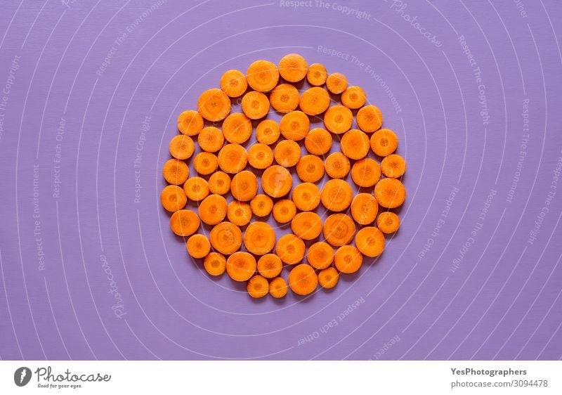 Geschnittene Karotten im Kreis auf violettem Hintergrund Gemüse Ernährung Vegetarische Ernährung Diät Gesunde Ernährung Winter Herbst frisch Gesundheit