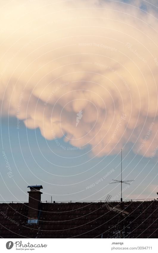 Schwere Wolke Himmel Wolken Gewitterwolken Klimawandel Wetter Dach Schornstein Antenne authentisch Stimmung Häusliches Leben Farbfoto Außenaufnahme Menschenleer