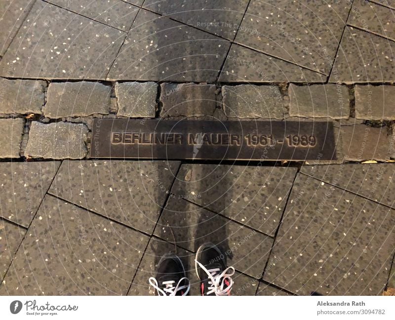 Es war einmal... die Berliner Mauer Berlin-Mitte Berliner Fernsehturm Deutschland Europa Stadt Hauptstadt Wand Sehenswürdigkeit Denkmal Straße Wege & Pfade