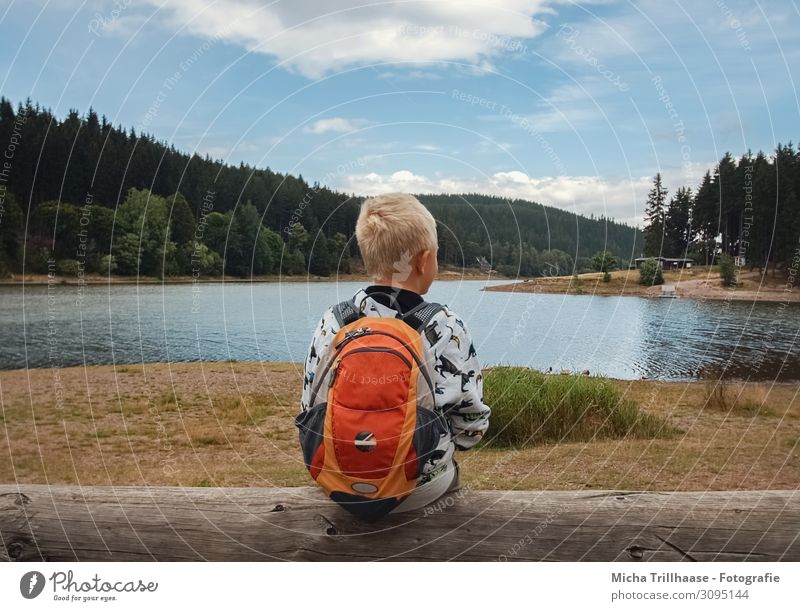 Kind am See Ferien & Urlaub & Reisen Abenteuer wandern Mensch maskulin Junge Kindheit Kopf Haare & Frisuren Rücken 1 3-8 Jahre Natur Landschaft Wasser Himmel