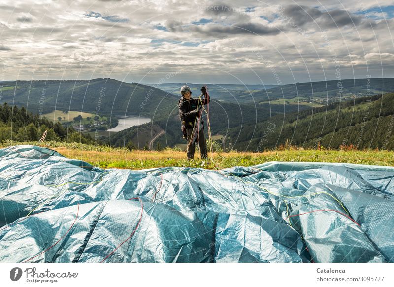 Leinen sortieren, Paraglider trifft Vorbereitungen zum starten Freizeit & Hobby Sport Gleitschirmfliegen Pilot maskulin 1 Mensch Landschaft Wasser Himmel Wolken