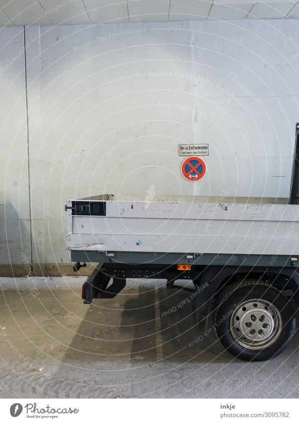 Falschparker Güterverkehr & Logistik Baustelle Menschenleer Mauer Wand Fassade Verkehr Verkehrszeichen Verkehrsschild Lastwagen Ladefläche Schriftzeichen