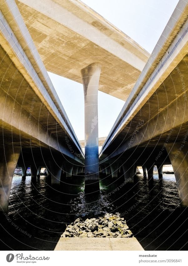 Freeway USA Stadt grau San Diego Autobahn Kalifornien Straßenkreuzung Brücke Autobahnkreuz Farbfoto Gedeckte Farben Außenaufnahme Tag Licht Schatten Kontrast