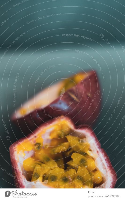 Passionsfrucht Frucht Maracuja Bioprodukte Vegetarische Ernährung exotisch frisch Gesundheit Vitamin C vitaminreich aufgeschnitten gelb Kerne Schalenfrucht