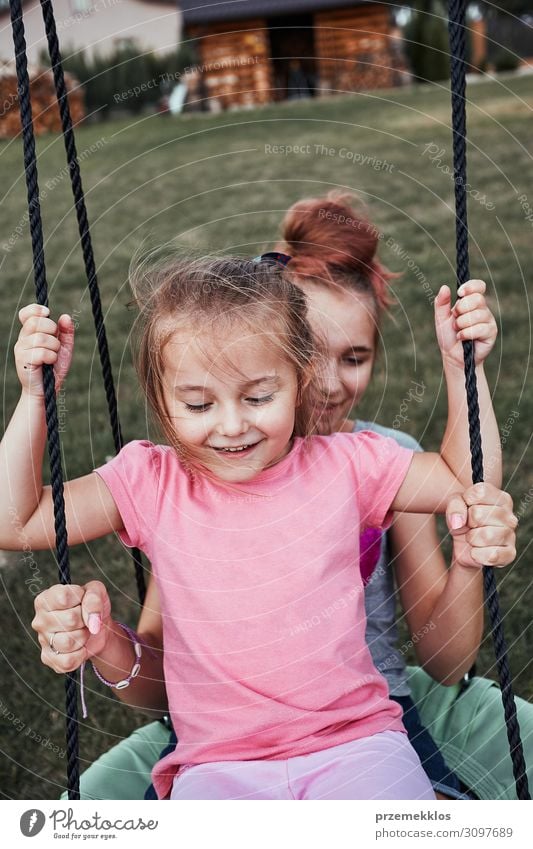 Schwestern beim gemeinsamen Spaß auf einer Schaukel Freude Glück Sommer Sommerurlaub Garten Kind Familie & Verwandtschaft 2 Mensch 3-8 Jahre Kindheit