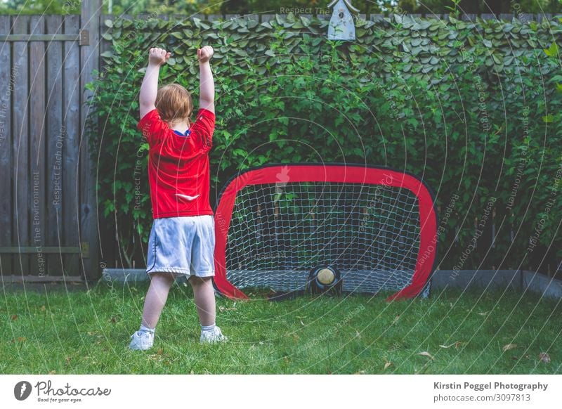 kindlicher Torjubel Freizeit & Hobby Spielen Kinderspiel Fußball Garten Sport Ballsport Fan rothaarig Feste & Feiern stehen Erfolg Fröhlichkeit sportlich Freude