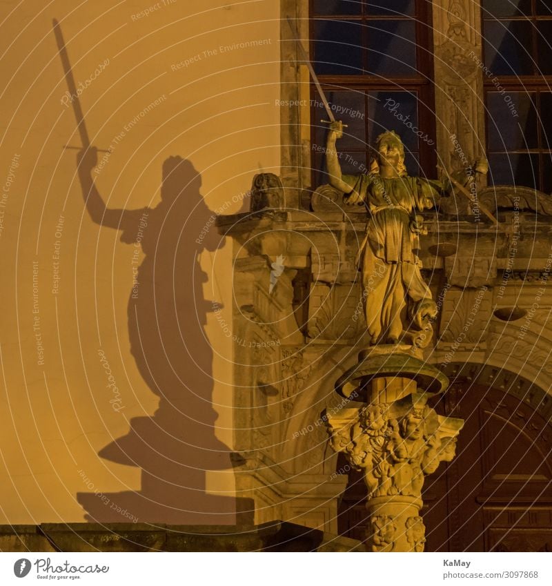 Justitias Schatten Kunst Skulptur Görlitz Sachsen Deutschland Europa Rathaus Architektur Sehenswürdigkeit Denkmal Kraft Macht gewissenhaft Weisheit klug