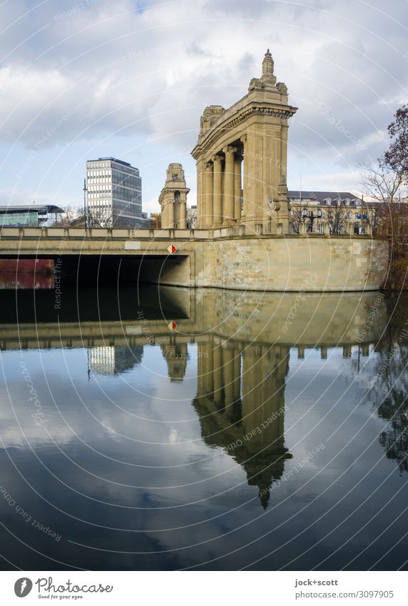 Charlottenburger Tor Erbaut 1907–1908 von Bernhard Schaede im Stil des Neobarock Reichtum Sightseeing Architektur Wolken Winter Stadtzentrum Brücke