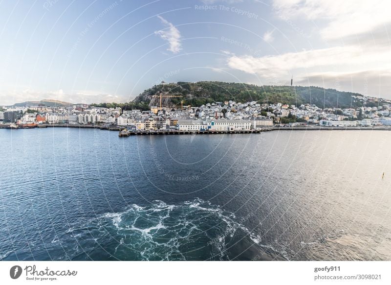 Alesund (Norwegen) Ferien & Urlaub & Reisen Tourismus Ausflug Abenteuer Ferne Freiheit Sightseeing Städtereise Kreuzfahrt Wasser Himmel Wolken Fjord Kleinstadt