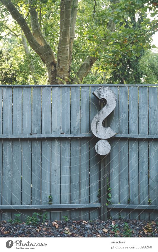 ? Fragen Fragezeichen Antwort Suche wieso warum Schriftzeichen Zeichen Symbole & Metaphern Holz Bretter Holzwand Unglück Lebensfragen Schicksal Natur