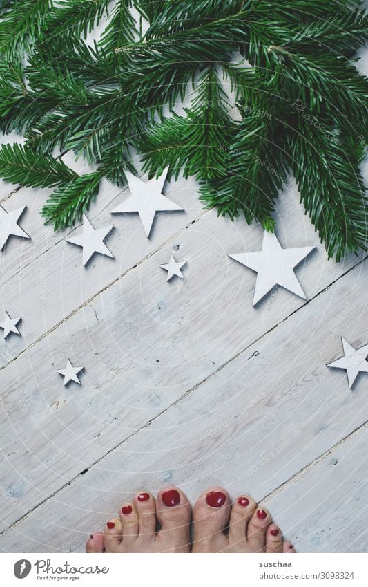 ach ja, bald ... Füße Zehen lackierte Zehennägel weiblich Frau Holzfußboden Stern (Symbol) Tannenzweig Weihnachten & Advent Postkarte außergewöhnlich