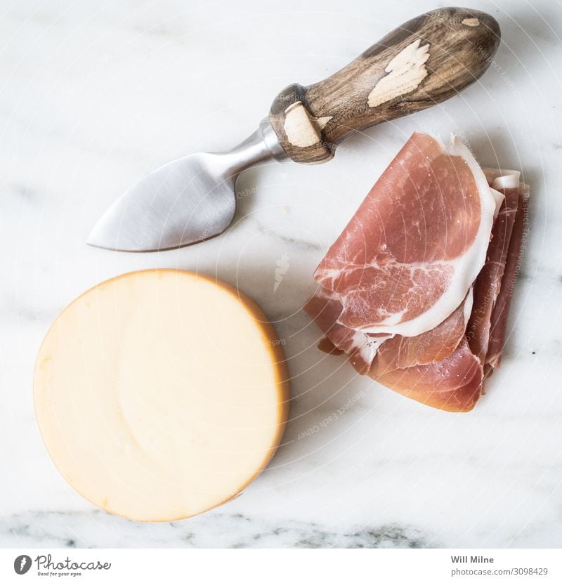 Fleisch- und Käseplatte Käselaib Molkerei Käsemarkt Lebensmittel Speise Foodfotografie Gouda Scheibe Feinkostladen Schinken Messer Tafelmesser Käsemesser