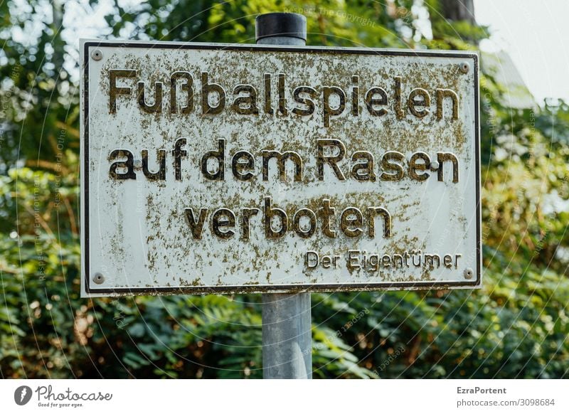 Kick Off Sport Ballsport Fußball Sportstätten Fußballplatz Umwelt Natur Baum Garten Park Metall Zeichen Schriftzeichen Schilder & Markierungen Hinweisschild