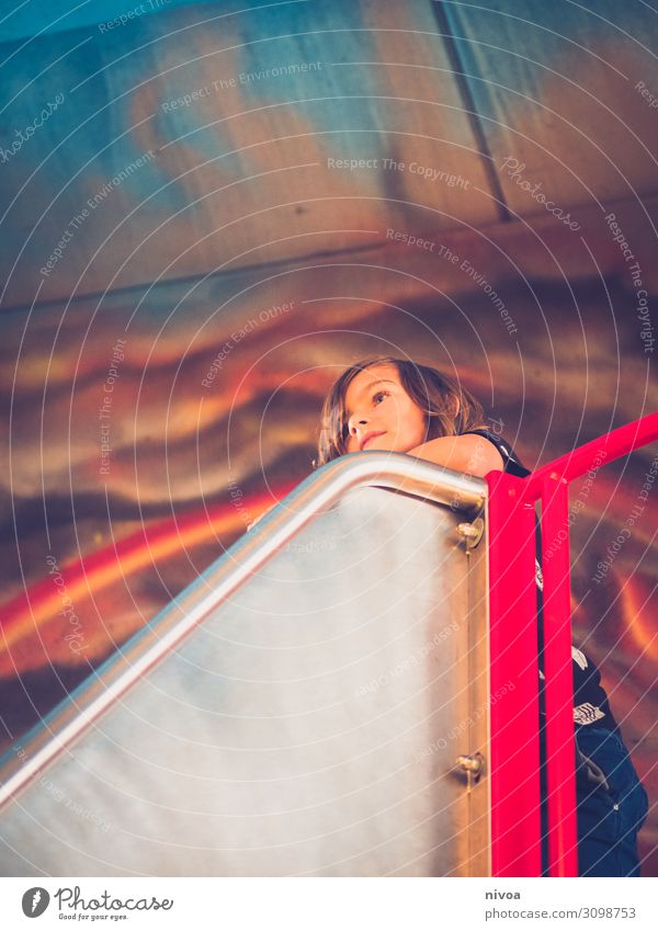 Junge an Rutschbahn Spielen rutschen Rutsche Indoorspielplatz Freiheit Kindheit Kopf 1 Mensch 8-13 Jahre Wolken Vulkan Mauer Wand Graffiti Metall gebrauchen